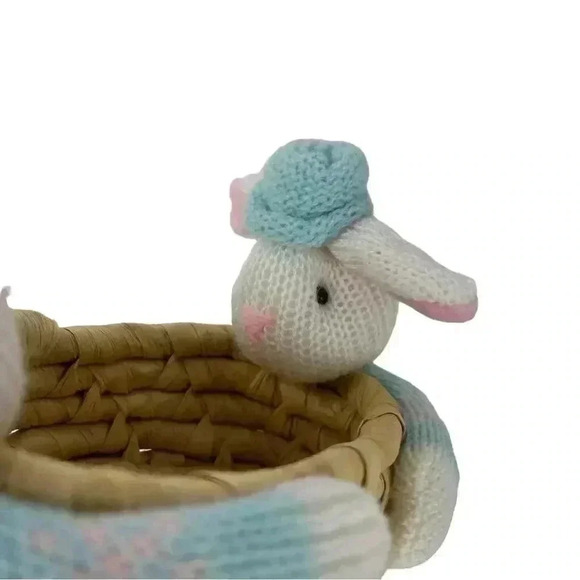 VINTAGE EASTER RATTAN WEAVED BASKET PLUSH KNIT BUNNIES HOLDING BASKET 6” - Picture 3 of 14
